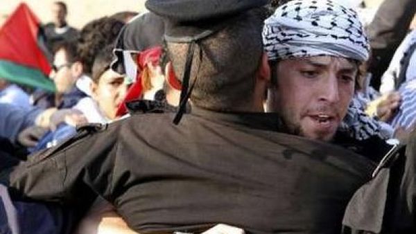 الفلسطينيون يعيدون عقارب الساعة للوراء