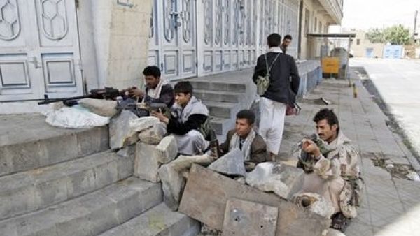 مسلحون يتموضعون بجانب منزل الشيخ الاحمر