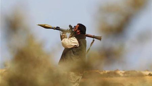 مقاتل من المعارضة خلال اشتباكات مع قوات القذافي قرب بن جواد