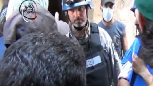 An image grab taken from a video uploaded on YouTube on August 26, 2013 allegedly shows a UN inspector (C) listening to the testimony of a man in the Damascus subburb of Moadamiyet al-Sham. (AFP/YouTube)