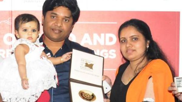 Dyuthi Shiju with her parents. (Image courtesy of Dubai Gold and Jewellery group/Gulf News)
