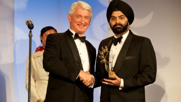 Senior Vice President of Etihad Airways (left) during the awards ceremony Senior Vice President of Etihad Airways (left) during the awards ceremony