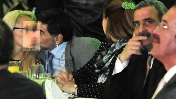 Maradona kisses his girlfriend in public in Algeria during a ceremony organized by the government. [Facebook]