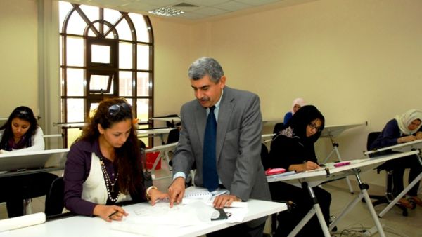 يبلغ عدد طلبة الكلية الآن 1,582 يتوزعون على تخصصات مختلفة في الكلية، وتبلغ نسبة المواطنين منهم 18%