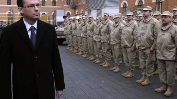 وزير الدفاع النمساوي نوربرت دارابوس مستعرضا الجنود 

