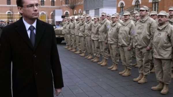 وزير الدفاع النمساوي نوربرت دارابوس مستعرضا الجنود 
