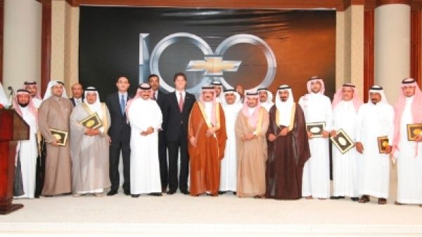 صورة جماعية للمشاركين في الحفل الذي أُقيم في مدينة أبها