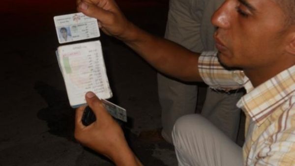 علاء وهو يحمل هويته ذات الأرقام الثلاث 
