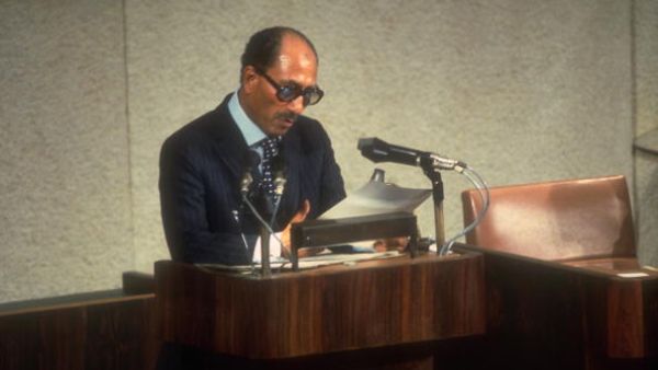 'Interrogator' & 60 Minute Mike Wallace got the Khomeini to predict the late Anwar Sadat's death in interview