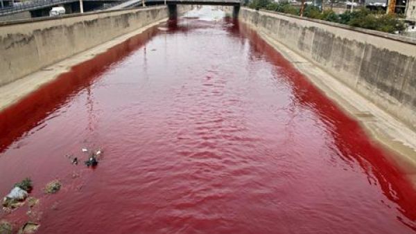 The reason behind the Beirut River's red color remains a mystery. (Image source: "saidaonline.com")