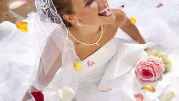 Saudi bride can consider herself blessed...twice as her wedding dress got personally delivered to her on a Friday.