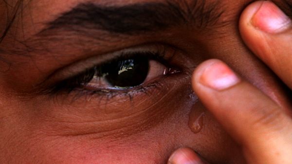 A child crying after a parental scolding. In the Arab world, parents are often sensitive to points that would not unsettle
a non-Arab family as much, mocks Kabobfest blogs.