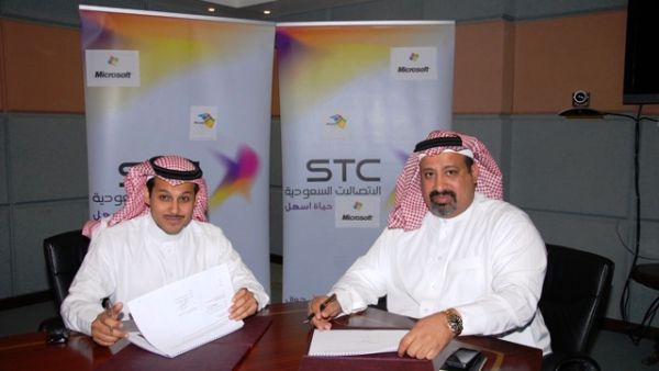 Omer Alnomany, Vice President of STC and Sameer Numan, President of Microsoft Arabia, during the signing