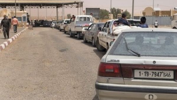 مدنيون ليبيون يفرون من المعارك الى تونس عبر معبر الذهيبة