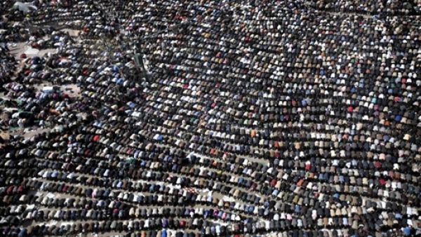 احتجاجات مصر تثير شهية الشباب العربي وخلافاته ايضا/الصورة لميدان التحري في القاهرة يوم الجمعة/أ.ف.ب