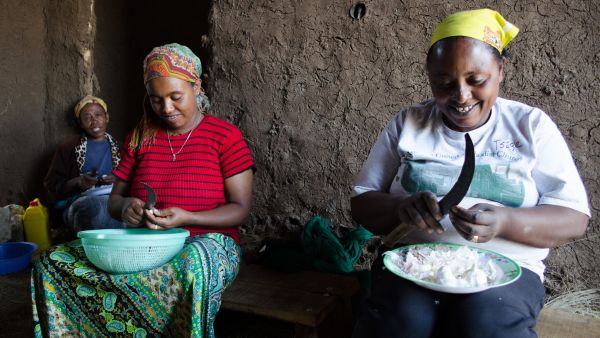 Two Ethiopian women cut garlic in the rural city of Debre Berhan. (Albawaba/J. Zach Hollo)
