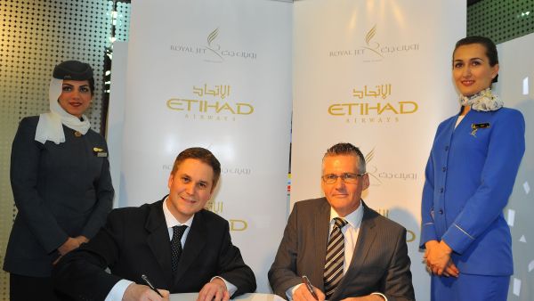 Peter Baumgartner, Etihad’s Chief Commercial Officer and Shane O’Hare, Chief Executive Officer of Royal Jet signing the MoU