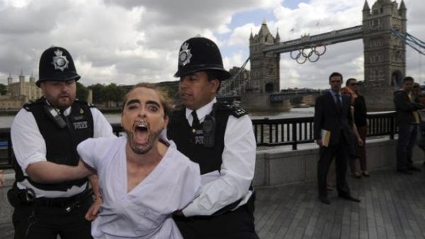 Arresting members of FEMEN during the protest