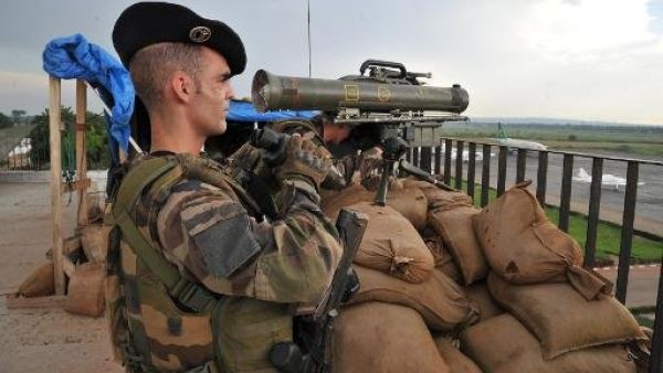 جنود فرنسيون في افريقيا الوسطى يحرسون مطار بانغوي في بانغاساو
