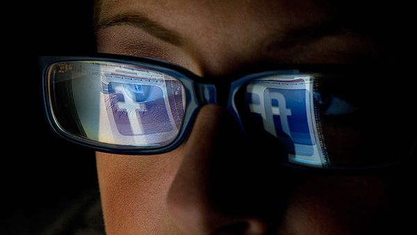 Although studies show Arab women to be somewhat behind in their usage of social networks compared to other women around the world, social networks are still considered a tool of empowerment. (Image source: "latimes.com") 