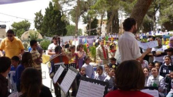 Al Kamandjâti has been organizing festivals and concerts in some unlikely places.