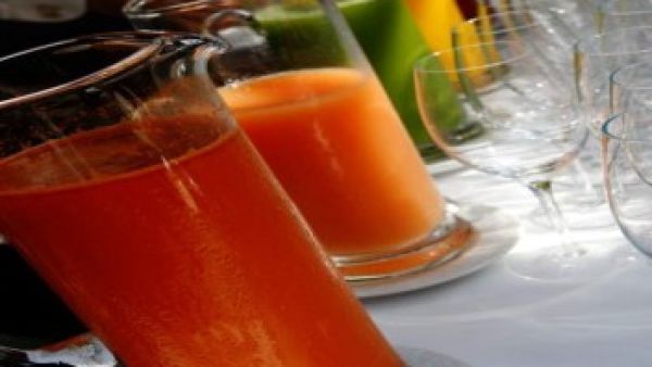 كشف الباحث البريطاني ستيفان بون وفريقه من جامعة "ووريك" البريطانية عن إمكانية تقليص 50% من الدهون في الشوكولاتة واستبدالها بعصير الفاكهة أو فيتامين سي أو الماء أو الكولا منخفضة السعرات