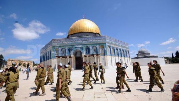 The director of Al Aqsa Mosque told reporters that approximately 1,000 Israeli officers stormed the compound Wednesday (File Archive/AFP)