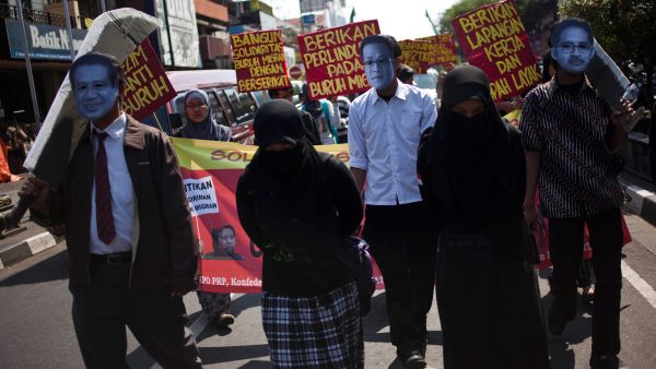 Indonesia is really stepping up its campaign to save its nationals in the Gulf from the fate of execution. Here seen adopting the protest spirit from the Arabs themselves. Last week saw the beheading of a national, with the recalling of the Indonesian Ambassador, but this weeks sees the staying of an execution.