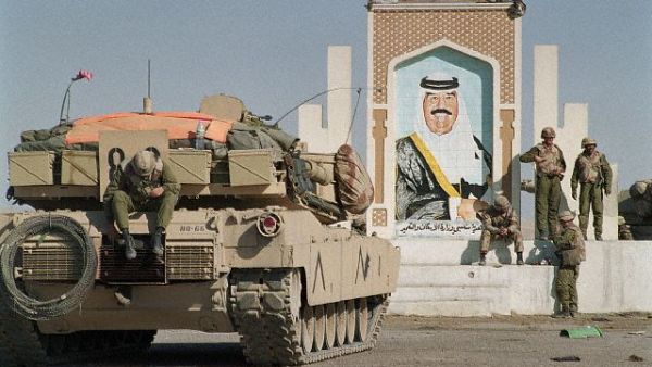 صور صدام في الكويت.