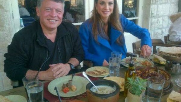 HRH King Abdullah and Queen Rania have a casual lunch in Amman's Rainbow Street. (Image Courtesy of "akhbar-jo.com").