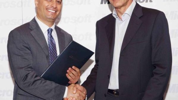 Samer Abu-Ltaif, Regional Manager of Microsoft Gulf shaking hands with Philippe Dessoy, General Manager of Besix Samer Abu-Ltaif, Regional Manager of Microsoft Gulf shaking hands with Philippe Dessoy, General Manager of Besix