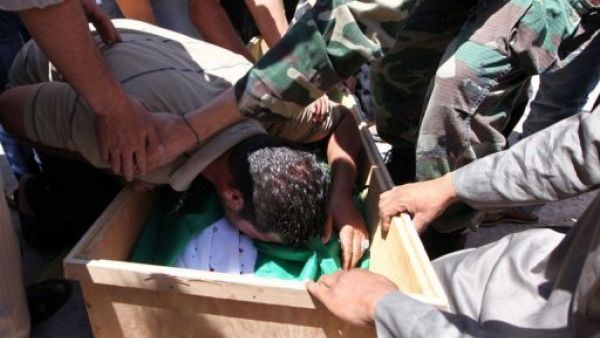 ليبي يقبل جثمان قريب له خلال تشييع اشخاص قتلوا في غارة للاطلسي 
