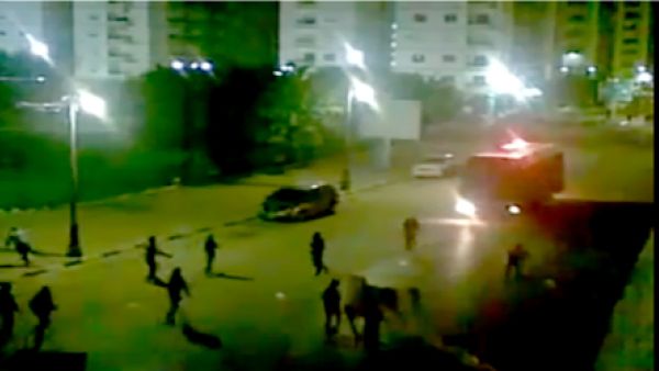 ضباط ينضمون للمحتجين