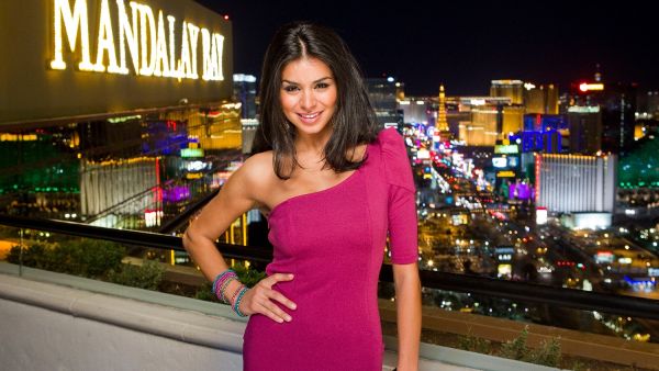 Life for all Lebanese beauties changes dramatically once they receive critical acclaim as that following Miss USA title win by
Rima Fakih of 2010 (above), and now Miss Lebanon 2001, Yara Khoury-Mikhael, who as a Lebanese can always
be fashionably late now.