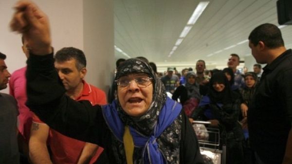 Long wait at the airport: relatives wait for pilgrims to arrive