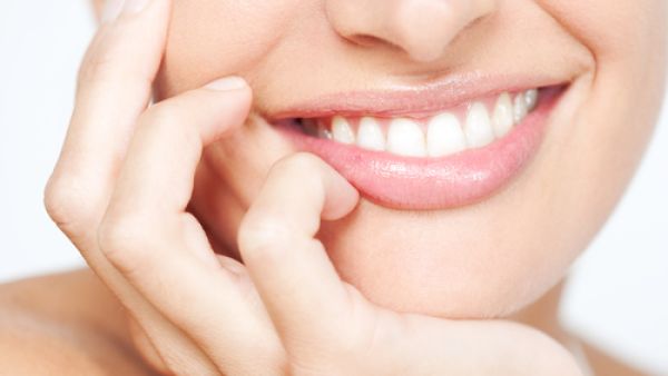 خلطة سهلة لتكبير الشفاه طبيعيّاً