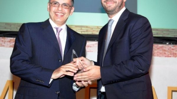 Mazin Khoury, Chief Operations Officer at American Express Middle East, receiving the award Mazin Khoury, Chief Operations Officer at American Express Middle East, receiving the award