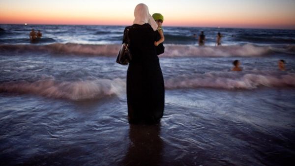 Woman and child at the sea (Image: Getty, used for illustrative purposes)
