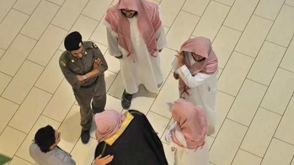 The Muttawa chat with an ordinary Saudi policeman. Picture courtesy of Layla, Images of Saudi.