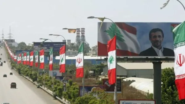 صورة لنجاد وسط اعلام ايران ولبنان على طريق المطار 