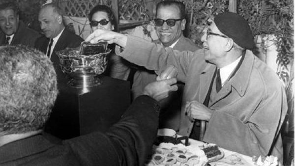 Iconic photograph showing Nobel Prize winner Naguib Mahfouz seated between Um Kulthoum and Tawfiq Al-Hakim. (Image courtesy of: "yrakha.wordpress.com")