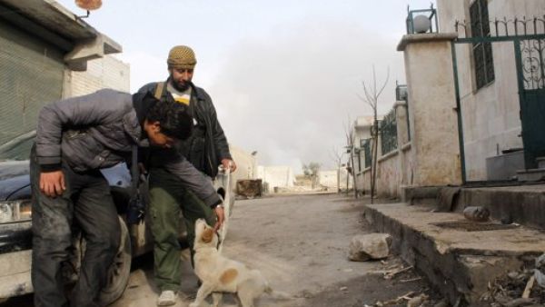 ارشيف/ مقاتلان من المعارضة السورية في حلب
