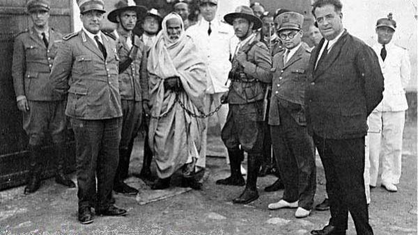Libyan hero Omar Mukhtar when he was arrested by Italian forces. (Image courtesy of "firetown.com")