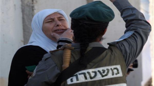 جندية اسرائيلية تمنع سيدة فلسطينية من العبور للقدس