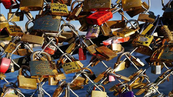 Pont des Arts in Paris was the inspiration behind the Algiers bridge. Local youth come and write the names of loved ones on padlocks, much to the chagrin of the local salafists. (Image courtesy of Magharebia)