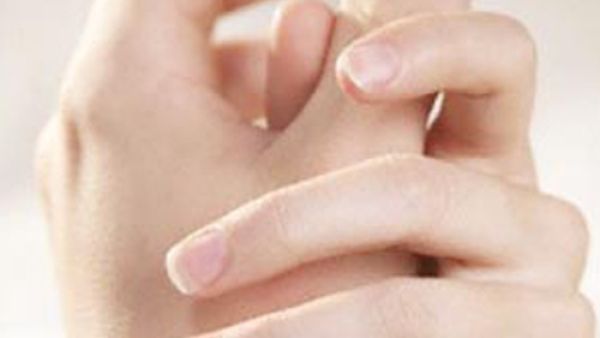 "فرقعة" الأصابع: تعمل على إزالة التوتر من المفاصل والشعور بمفاصل أكثر مرونة