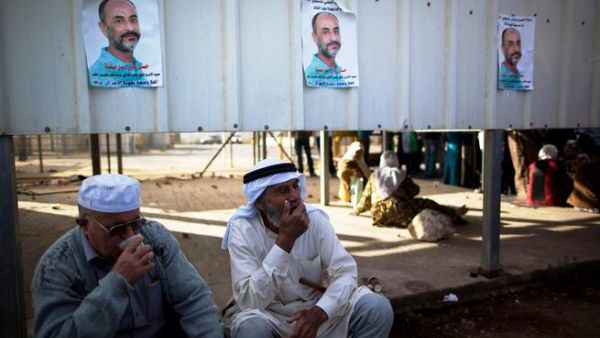 Live from Gaza: The release as it happens: Apparently two female Palestinian prisoners including Amna Muneh 
refused to enter Gaza.