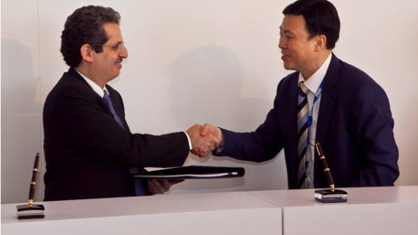 Dr. Nasser Marafih, CEO, Qtel Group, exchanges the agreement with Shi Lirong, CEO, ZTE Corporation. 