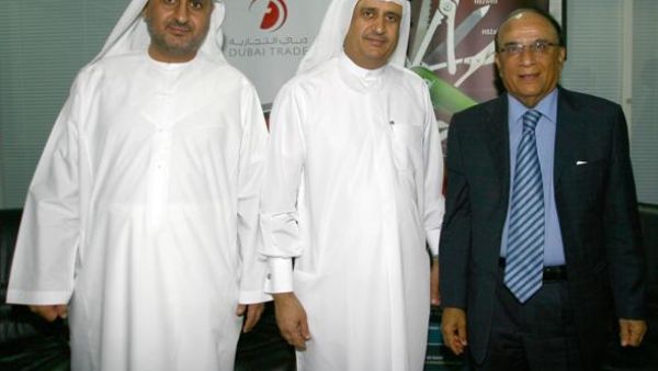 جمال ماجد بن ثنية، المدير التنفيذي لمجموعة عالم الموانئ والمناطق الحرة، رئيس مجلس إدارة دبي التجارية؛ وعارف لاخاني، نائب الرئيس التنفيذي الأوّل حبيب بنك آي جي زيوريخ؛ ومحمود البستكي، مدير دبي التجارية