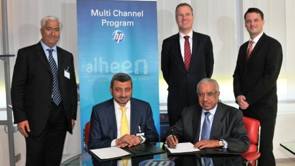 Top executives from HP Saudi Arabia and Saudi Hollandi Bank at the contract signing 
